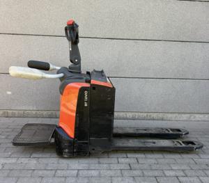 Elektrische pallettruck / transpallet BT Levio met platform